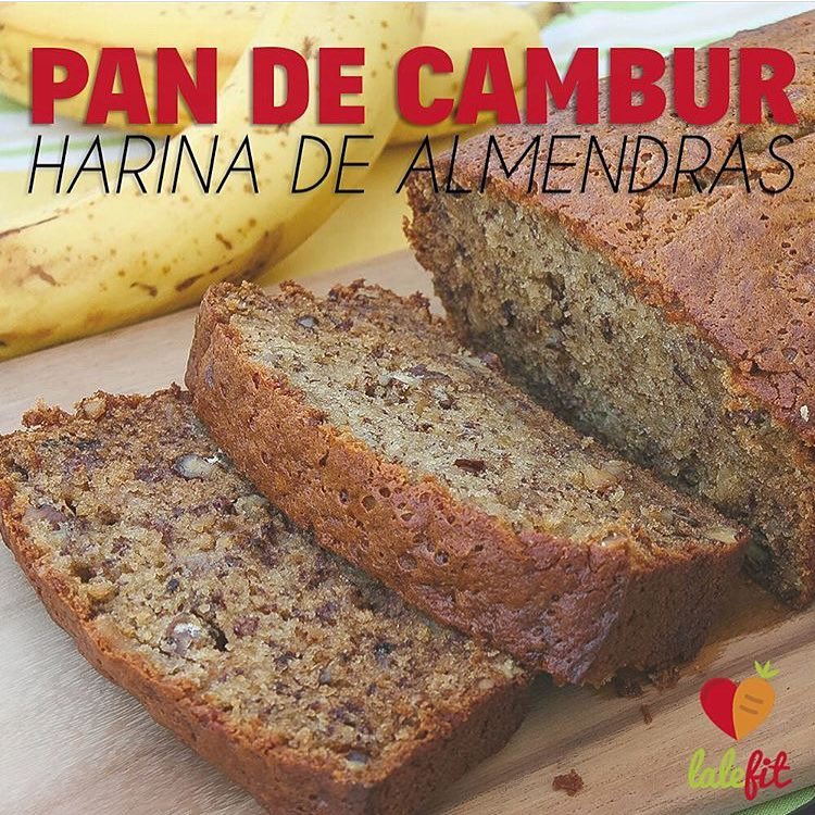 Pan de cambur con harina de almendras, arándanos y pasitas 