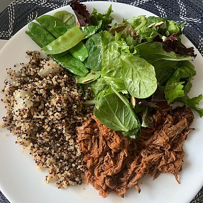 Carne mechada / quinoa / ensalada verde     