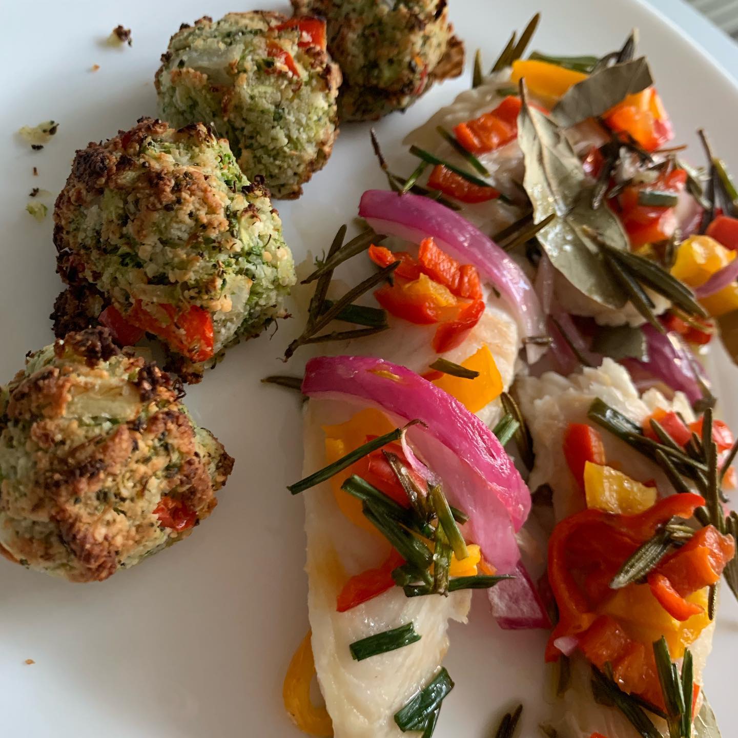 Pescado blanco al horno y las albondigas de brocoli como acompañante